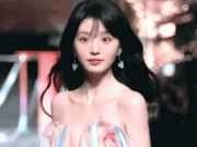 Thời trang - 42 triệu lượt xem búp bê màn ảnh Điền Hi Vi đi giày thể thao lên thảm đỏ