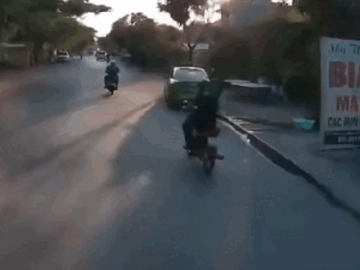 Xe taxi mở cửa không quan sát, gây tai nạn khiến người đi xe máy tử vong ở Thái Bình