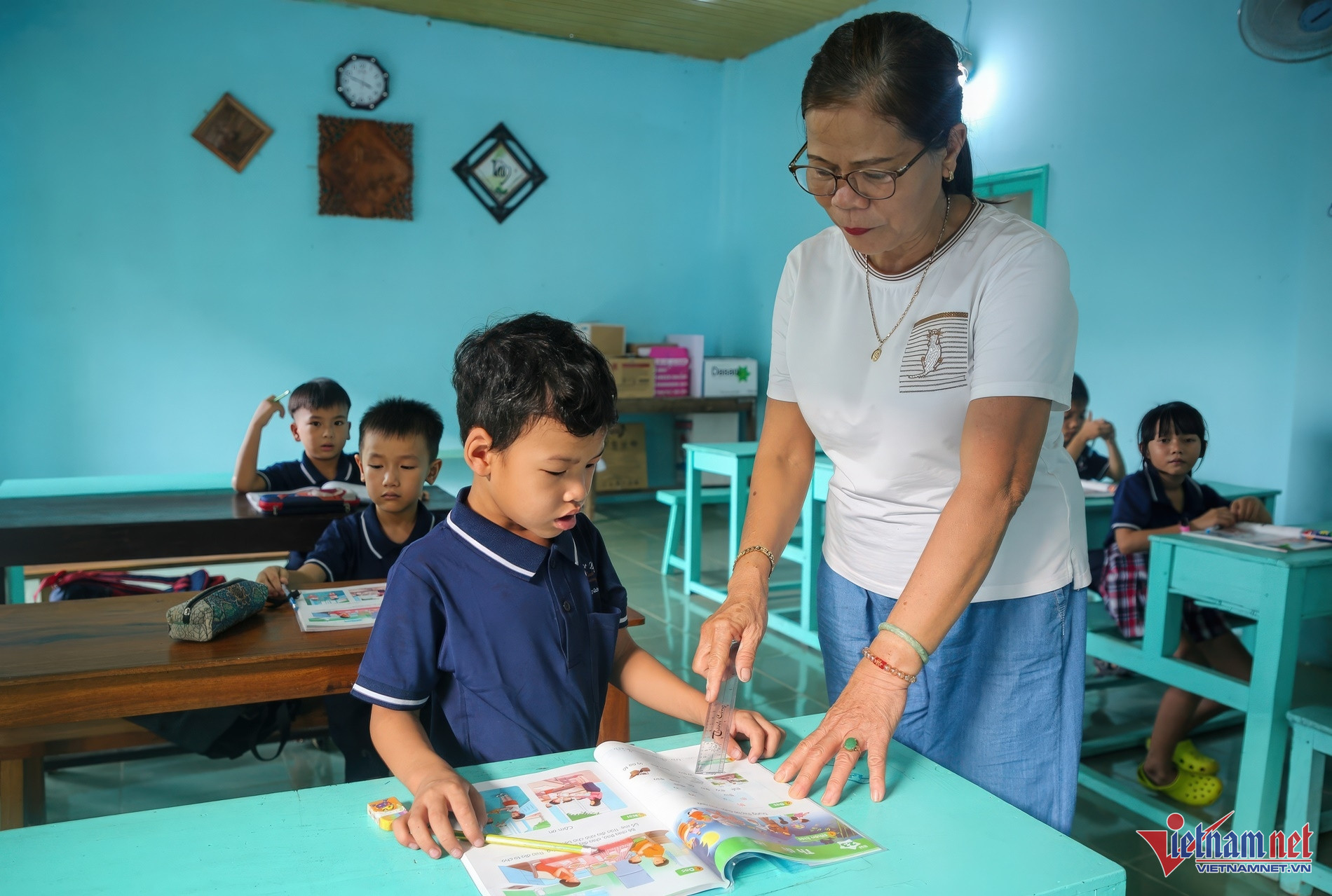 Nhiều em nhỏ được cô Yến tận tình dạy bảo.