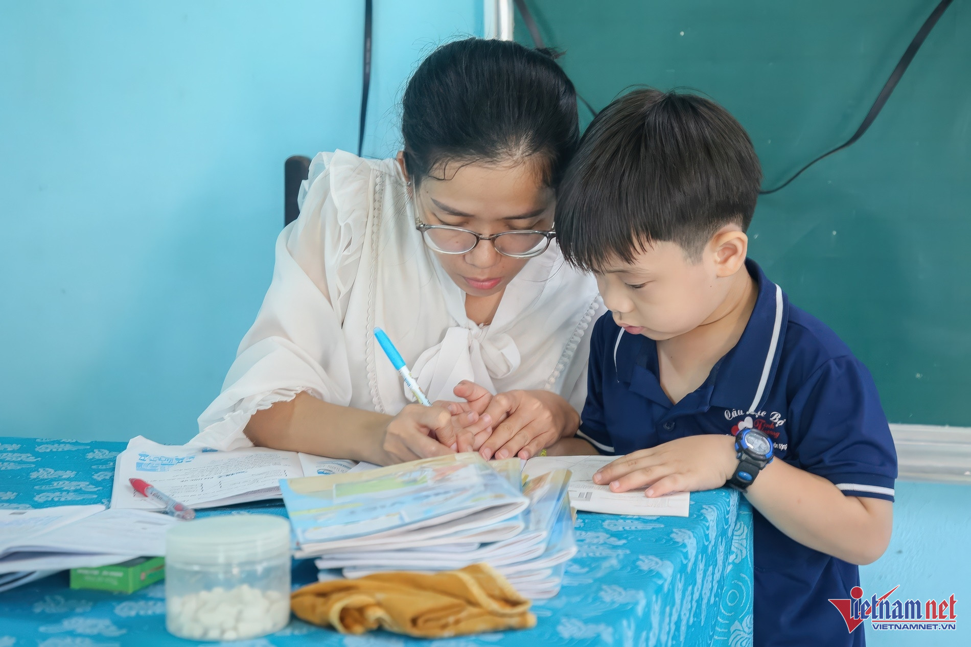 Cô Thảo tận tình chỉ bài cho học sinh.