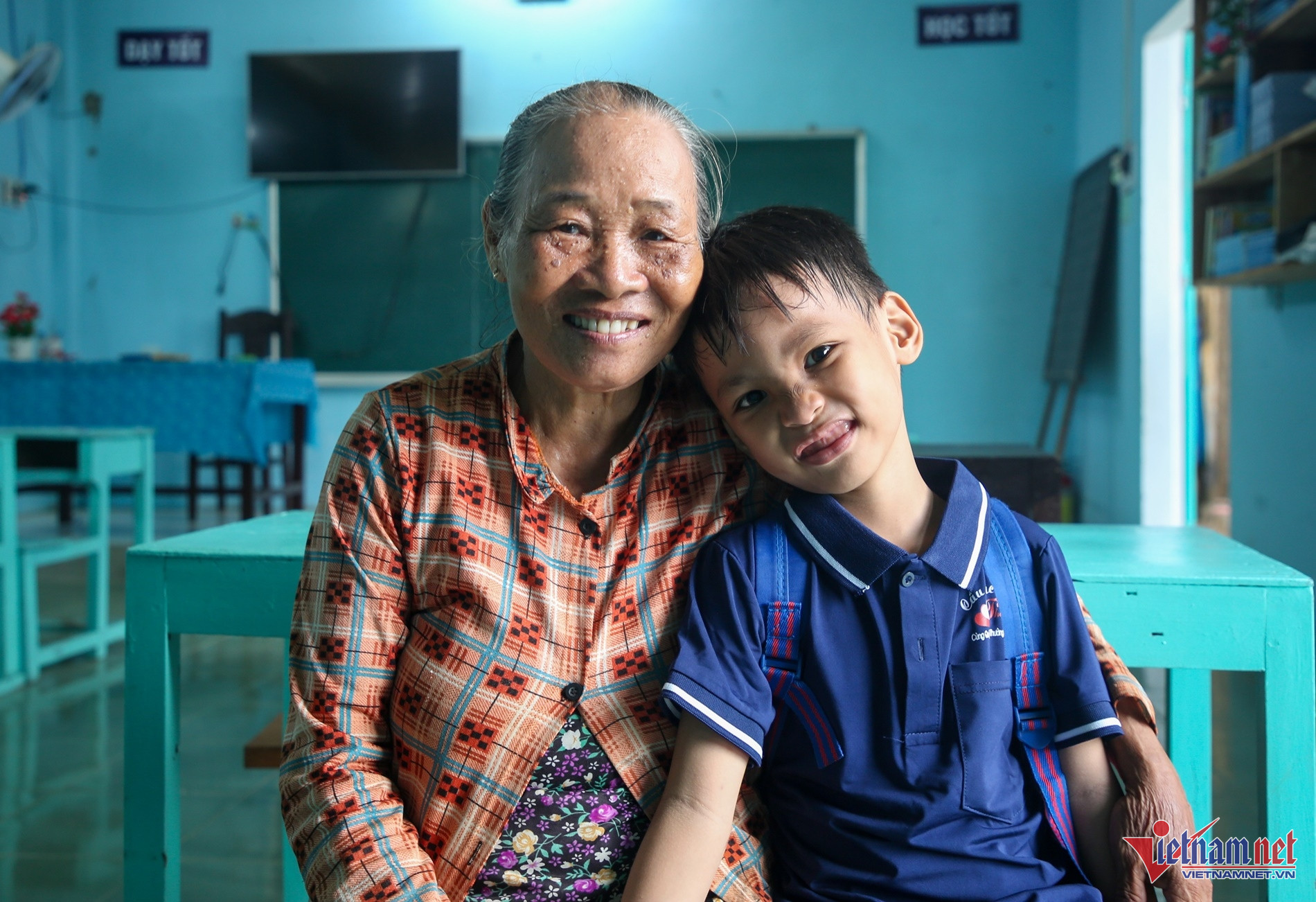 Bà Dương Thị Hồng (70 tuổi) vui mừng vì dù đến lớp chưa lâu nhưng cháu nội đã viết chữ thẳng lối, rõ ràng.