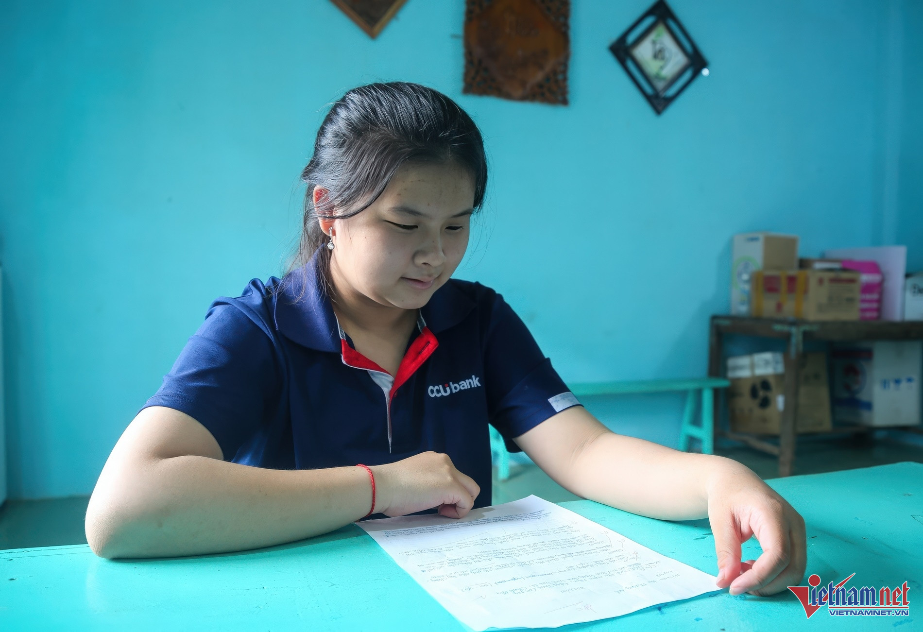 Em Mai Phương Linh, 14 tuổi, mồ côi cha lúc 1 tuổi, một mình mẹ làm công nhân nuôi em ăn học nên gia đình rất khó khăn.