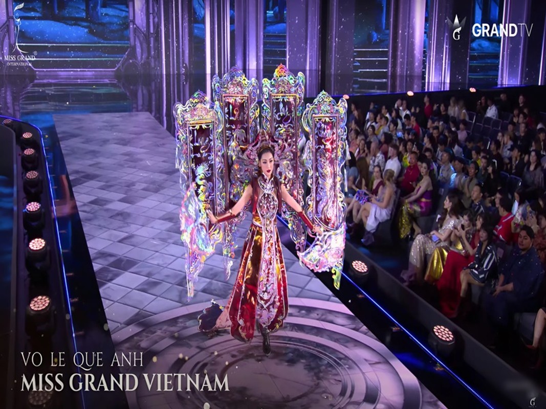 Tối ngày 20/10, phần thi Trang phục dân tộc (National Costume) thuộc khuôn khổ Miss Grand International 2024 diễn ra tại Thái Lan. Đại diện Việt Nam - Hoa hậu Quế Anh mang đến bộ trang phục “Khảm xà cừ của NTK Nguyễn Ngọc Tứ. Ảnh: Sen Vàng.