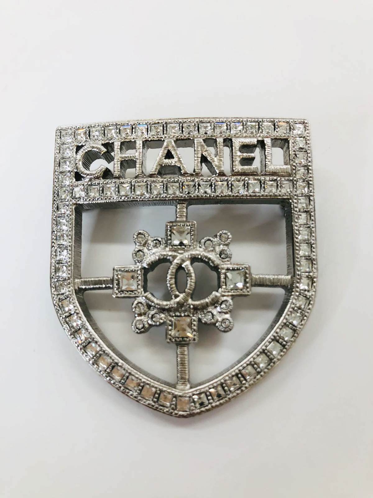 Vợ đại gia Minh Nhựa đeo thêm cài áo Chanel hình chiếc khiên 825 USD (21 triệu đồng).