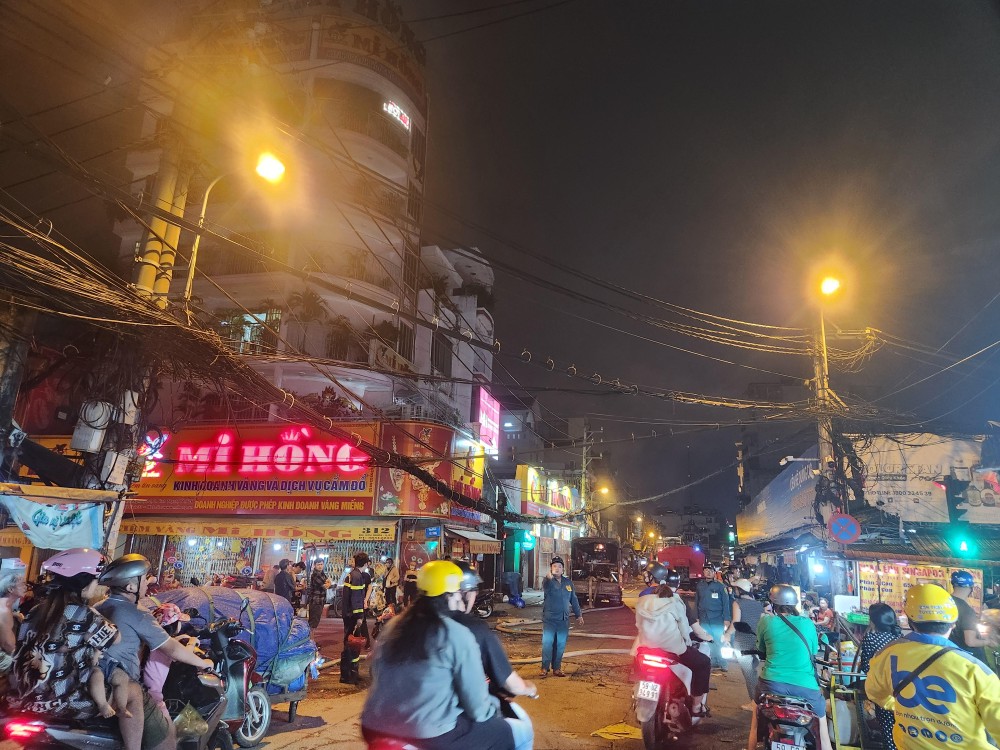 Một khu vực được phong toả để phục vụ công tác chữa cháy. Ảnh: TS