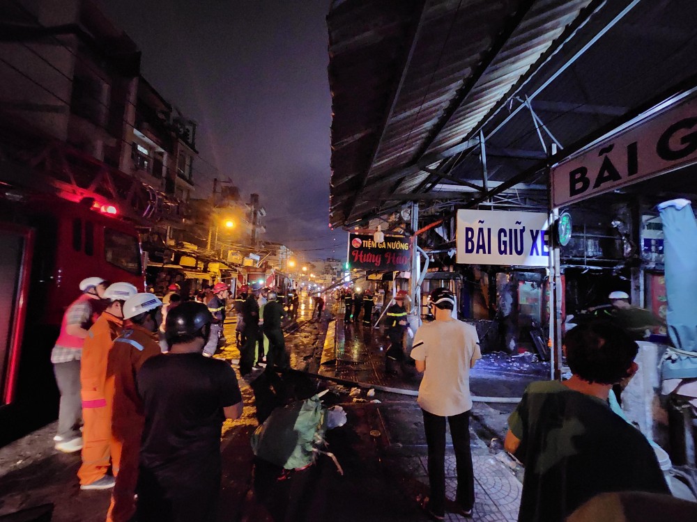 Địa điểm xảy ra vụ cháy là tại tiệm kinh doanh gà nướng nằm trong khu vực chợ Bà Chiểu. Ảnh: TS