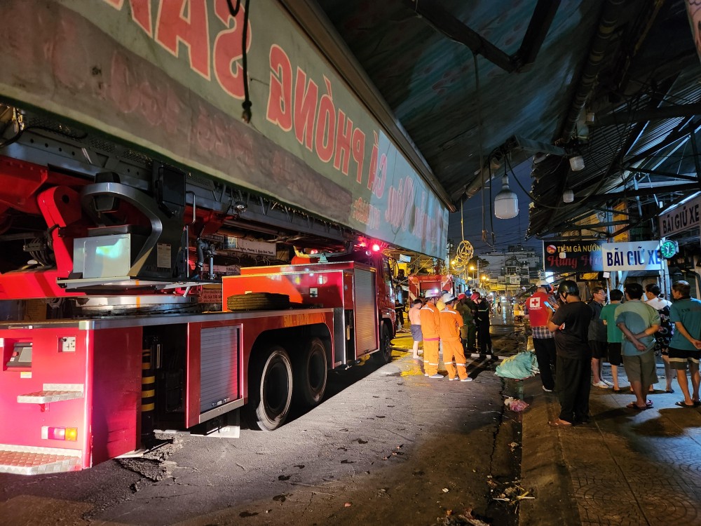 Lực lượng chức năng điều nhiều xe chuyên dụng cùng các chục chiến sĩ đến hiện trường tham gia chữa cháy, ngăn cháy lan. Ảnh: TS