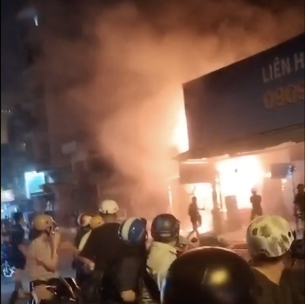 Nhiều người dân dùng bình chữa cháy mini dập lửa nhưng bất thành. Ảnh: TS