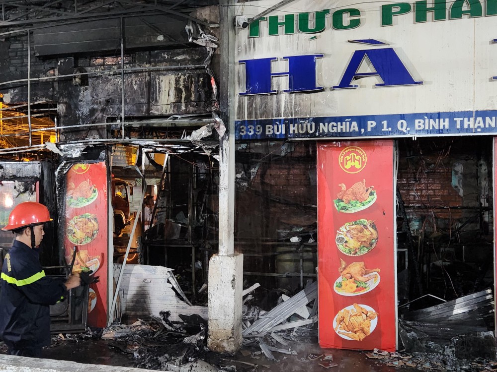 Đến khoảng 23 giờ thì đám cháy được dập tắt hoàn toàn nhưng nhiều đồ đạc bên trong đã bị thiêu rụi. Ảnh: TS