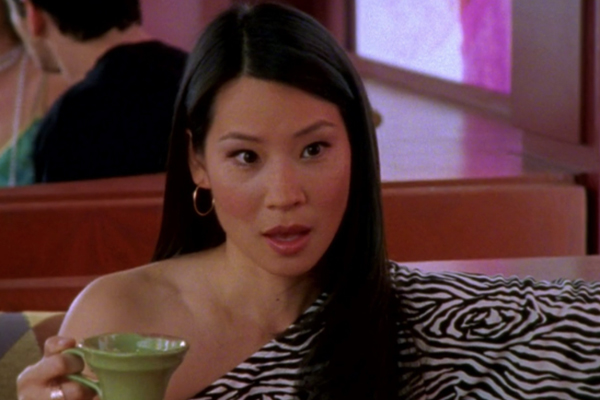 Lucy Liu xuất hiện trong Sex and the City với cương vị khách mời ở mùa 4. Trước đó, người đẹp đã nổi tiếng và được khán giả Việt biết đến nhiều hơn với vai chính trong Những thiên thần của Charlie. Ngoài đời thực, Lucy Liu được biết đến là mỹ nhân có tính cách mạnh mẽ và độc lập.