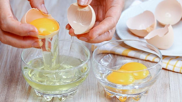 Lòng trắng trứng chứa nhiều protein hơn.