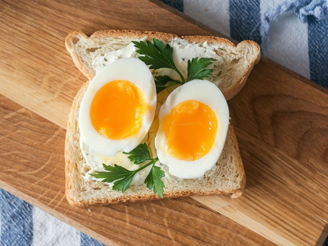 Ăn trứng nguyên quả có lợi ích dinh dưỡng nhất.