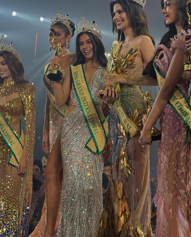 Vậy là ba vị trí đầu tiên của Miss Grand International 2024 đều thuộc về người đẹp đến từ châu Á. Nếu như đại diện Ấn Độ được khen xứng đáng với ngôi vị Hoa hậu, thí sinh của Myanmar tiếp tục gây thị phi thì khán giả lại thấy tiếc nuối nhiều khi đại diện Philippines dừng chân ở ngôi vị Á hậu 1.