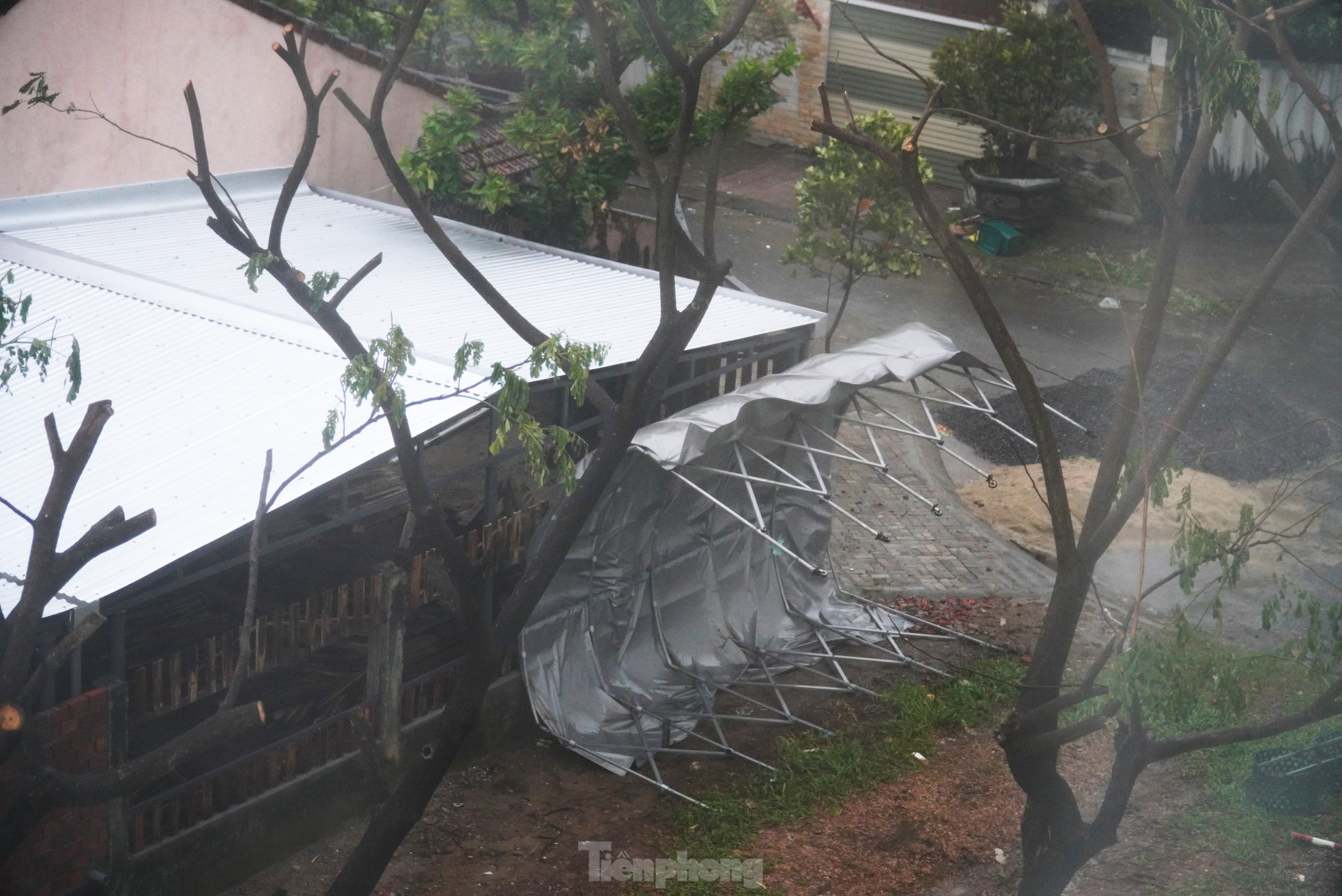 Một mái che xe ô tô bị bão bứng đi dù nằm sát tường. Tại các quận Sơn Trà, Ngũ Hành Sơn, Thanh Khê, Liên Chiểu, Hải Châu và Cẩm Lệ có gió mạnh dần lên cấp 6-7, giật cấp 8-9, vùng gần tâm bão đi qua gió mạnh cấp 8-9, giật cấp 11; huyện Hòa Vang có gió mạnh dần lên cấp 5-6, giật cấp 7-8.