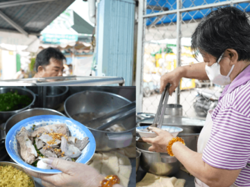 Tiệm hủ tiếu Nam Vang hơn 40 năm ở Quận 10, đông nghìn nghịt khách mỗi sáng