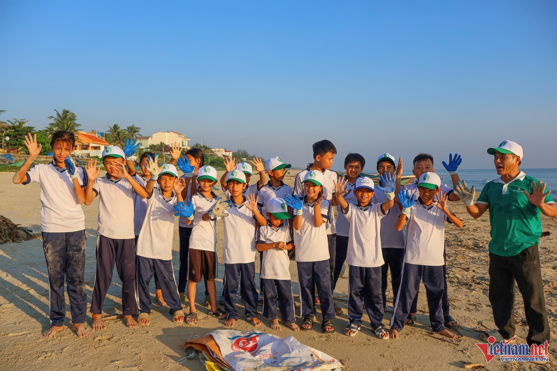 Sự năng nổ cùng ý thức trách nhiệm của “biệt đội nhí” đã lay động trái tim của mọi người