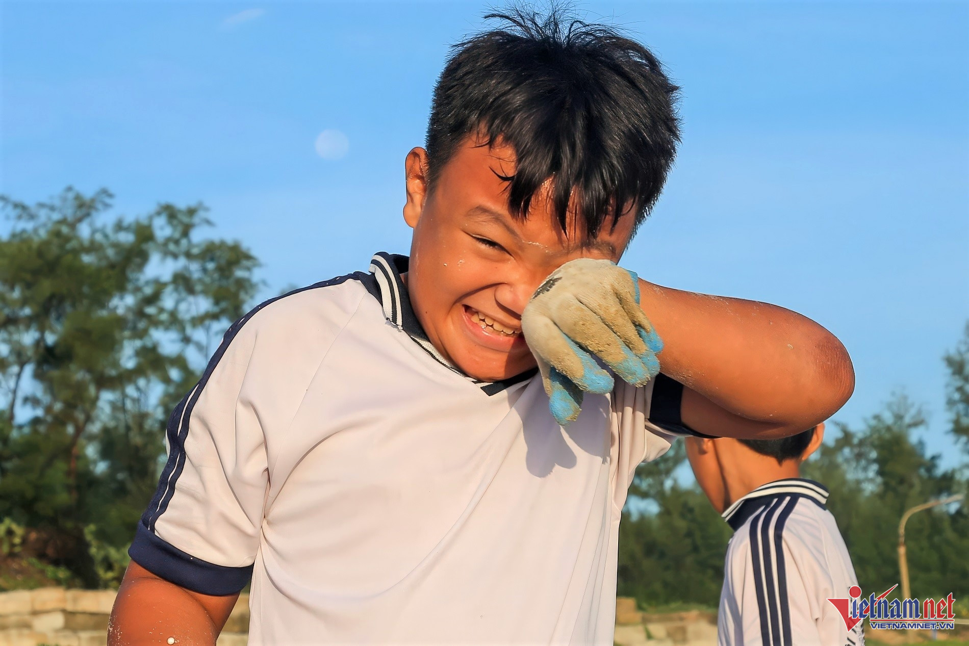Dù đổ mồ hôi nhưng các em nhỏ cảm thấy vui với công việc tình nguyện của mình