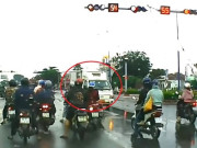 Tin tức - Clip xe tải chạy ngược chiều chen giữa loạt xe máy đang dừng đèn đỏ gây bức xúc
