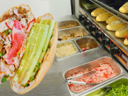 Lifestyle - Hàng bánh mì truyền thống Hà Nội học sinh xếp hàng mỗi sáng