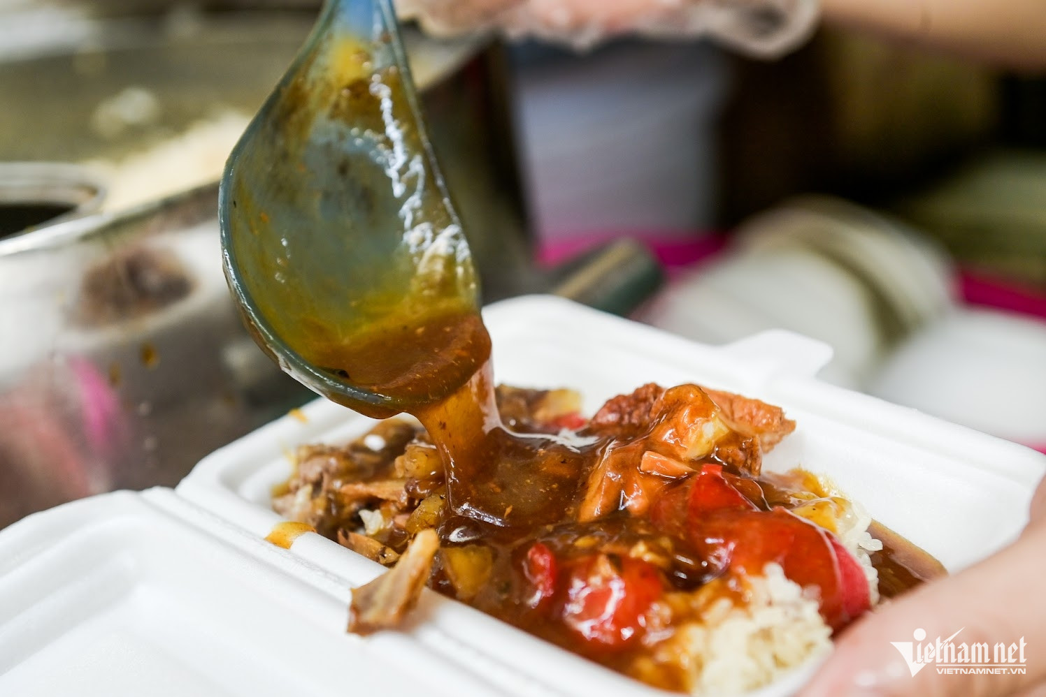 Nước xốt chính là yếu tố đặc sắc nhất của xôi xíu bà Hà