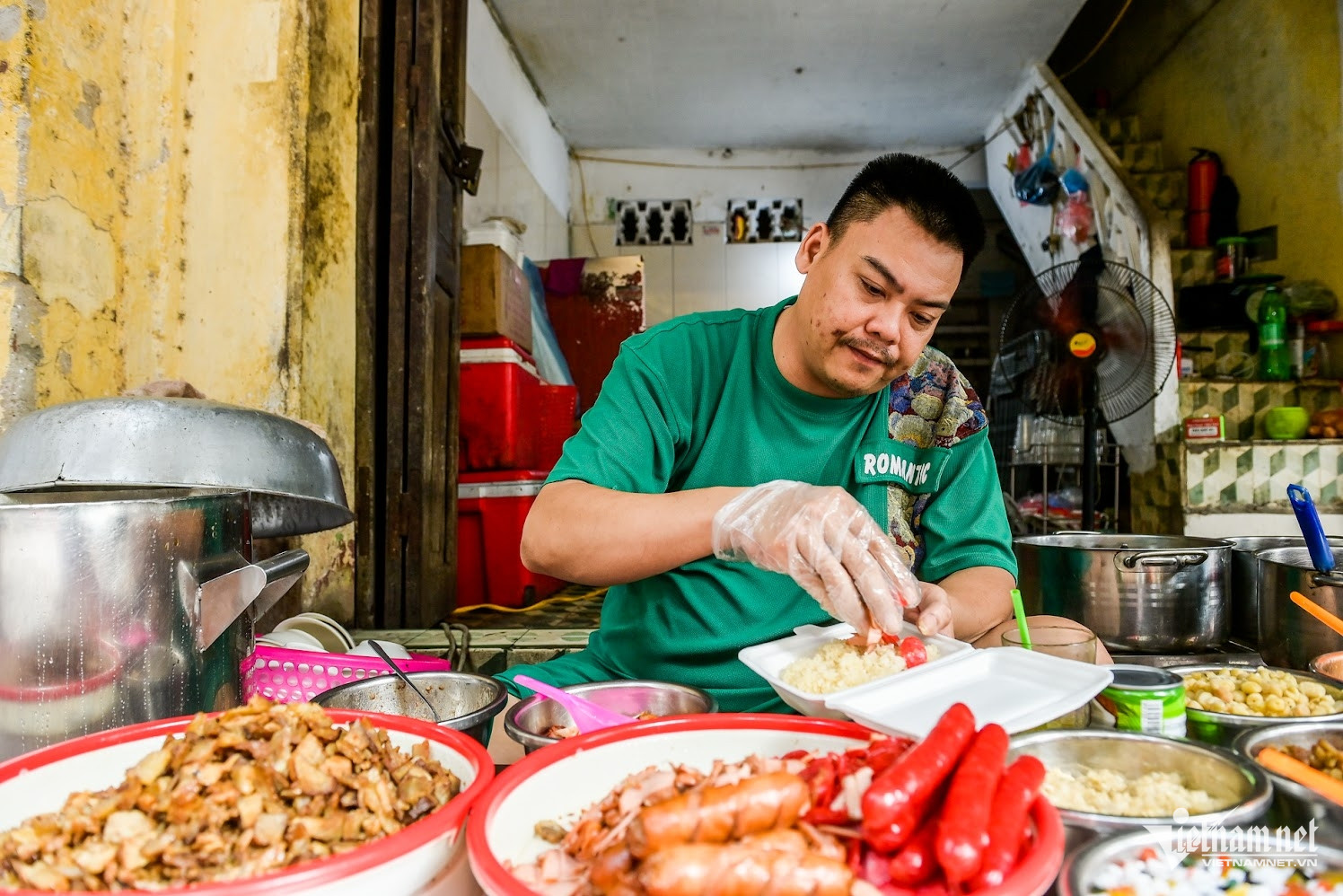 Mỗi suất xôi thập cẩm được bán với giá 20.000 đồng, phù hợp cho cả bữa sáng, trưa và tối