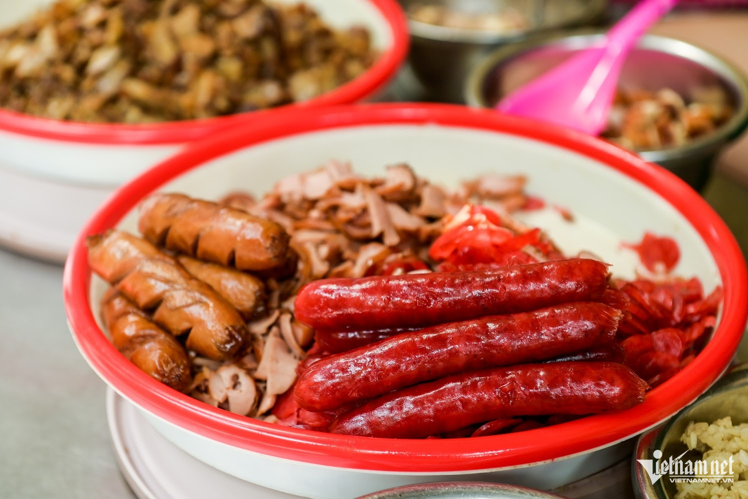 Mỗi ngày quán dùng hết khoảng 100kg thịt lợn vai cho các món xôi, bánh bao