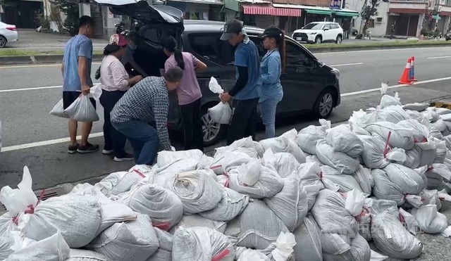 Người dân Đài Loan (Trung Quốc) chuẩn bị tránh bão. Ảnh: CNA