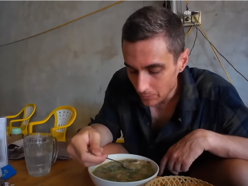 Khách Tây sung sướng khi tìm thấy món ngon ở Hà Tĩnh, ăn liền 2 bát