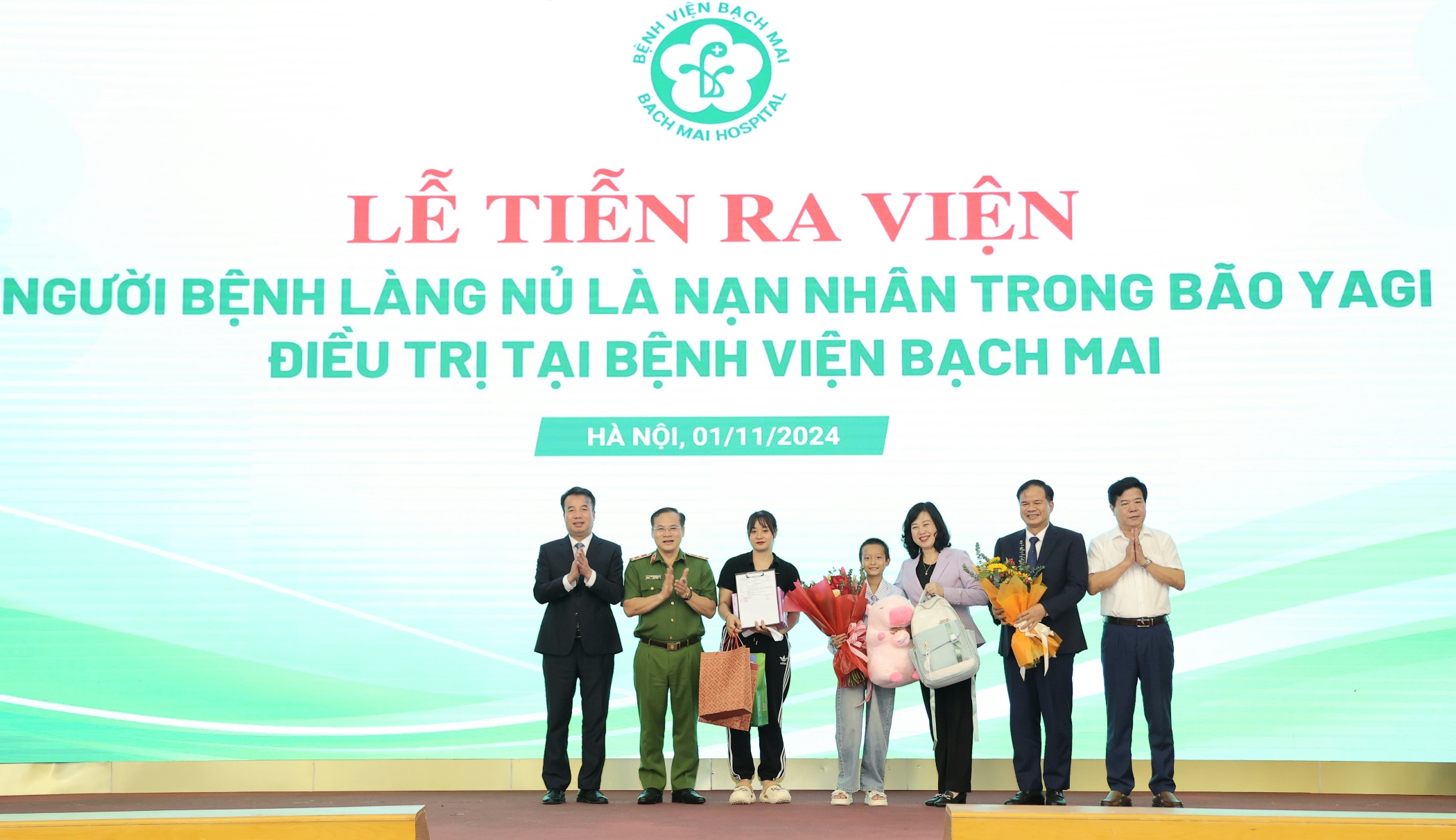 Bộ trưởng Bộ Y tế Đào Hồng Lân, Tổng Giám đốc Bảo hiểm xã hội Việt Nam Nguyễn Thế Mạnh cùng các đại biểu cùng Giám đốc Bệnh viện Bạch Mai Đào Xuân Cơ đã đến chúc mừng bé và gia đình.