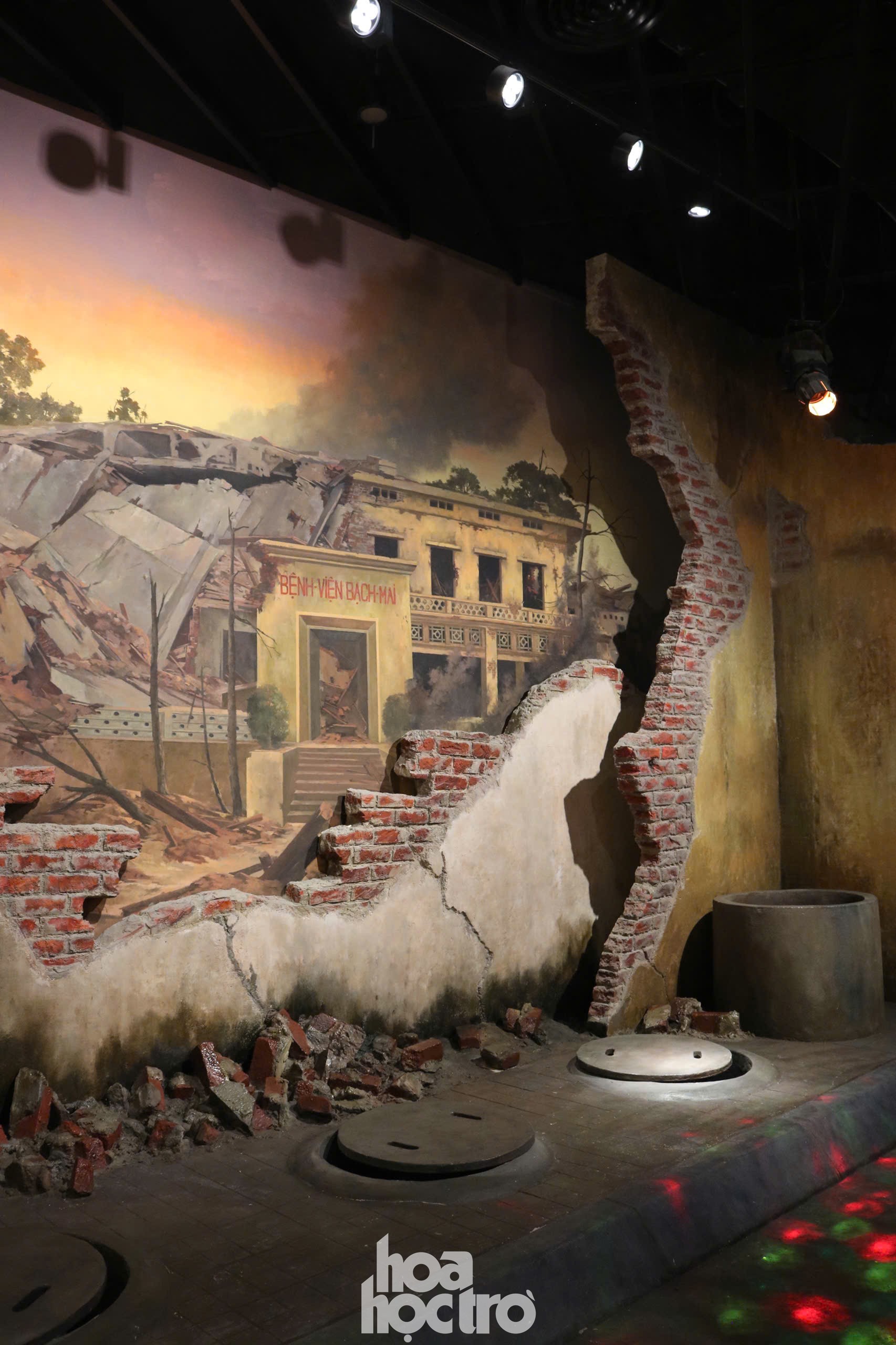 Bảo tàng Lịch sử Quân sự Việt Nam ngày đầu mở cửa: Giới trẻ đến đông kín phòng trưng bày - 11