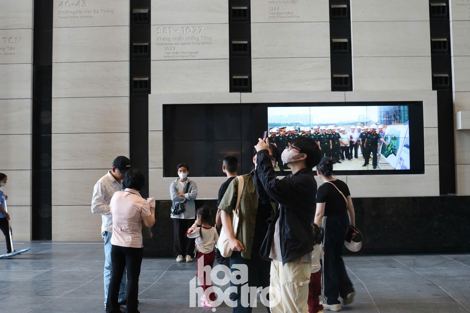 Khách tới Bảo tàng Lịch sử Quân sự Việt Nam đa dạng độ tuổi gồm các đoàn là các bác trong hội cựu chiến binh, đoàn tham quan của học sinh, các bạn trẻ đang học tập và sinh sống ở Hà Nội... Chia sẻ với Hoa Học Trò , không ít bạn bày tỏ bị choáng ngợp bởi quy mô rộng lớn và hoành tráng của bảo tàng.