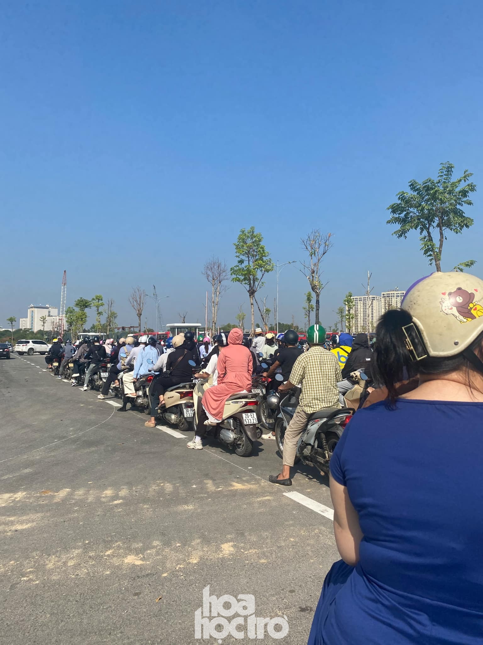 Hàng dài người xếp hàng chờ vào gửi xe trong sáng nay tại Bảo tàng Lịch sử Quân sự Việt Nam. Đây cũng là khoản phí duy nhất mà bạn phải trả khi tới xem bảo tàng, xe máy là 5.000 đồng/lượt. Từ bãi gửi xe, du khách có thể vào bảo tàng bằng cổng phụ.