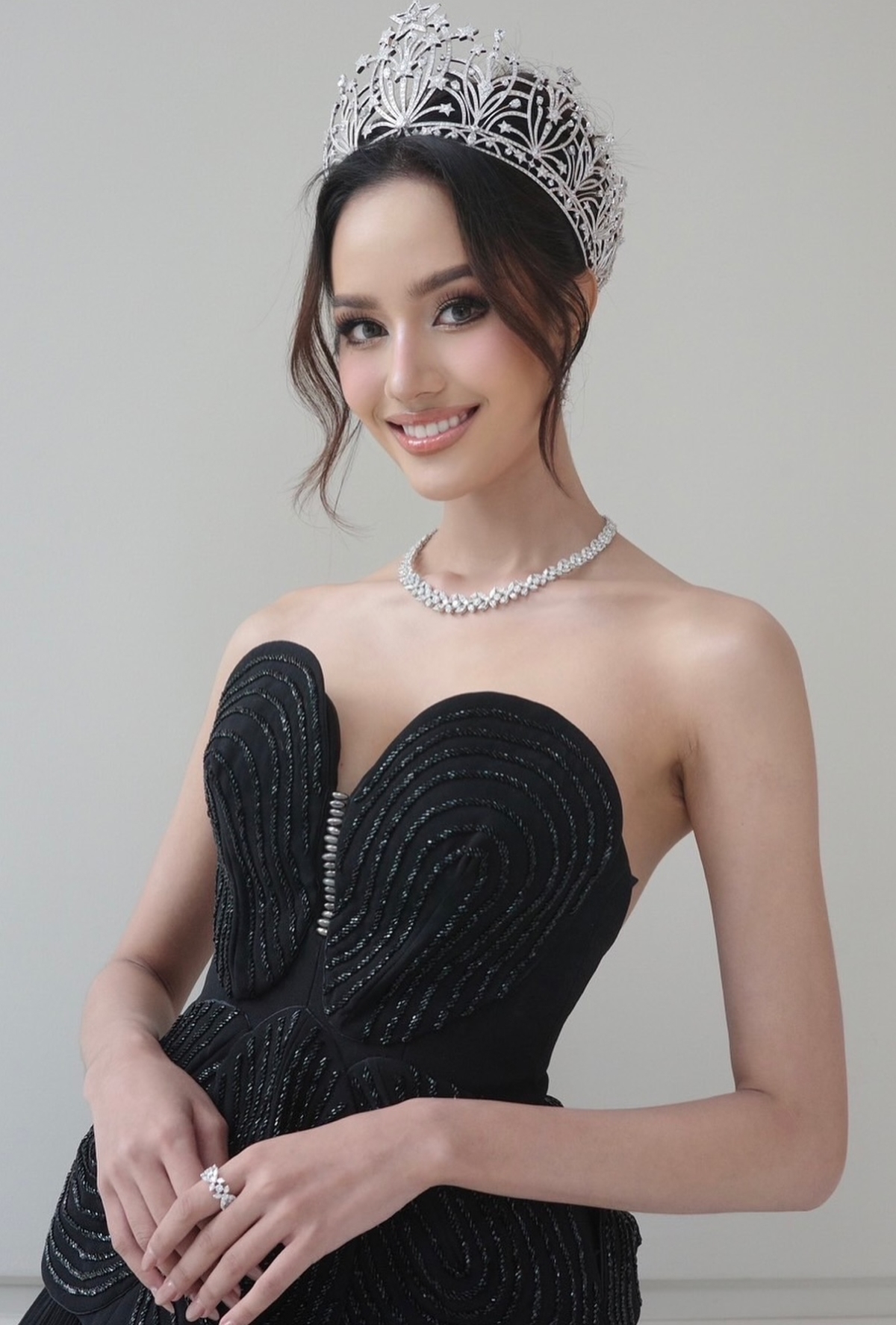 Opal Suchata được khán giả kỳ vọng mang vương miện Miss Universe thứ hai về cho Thái Lan, kể từ năm 1965 với chiến thắng của Apasra Hongsakula. Năm 2023, đồng hương của Opal là Anntonia Porsild, đoạt á hậu 1.