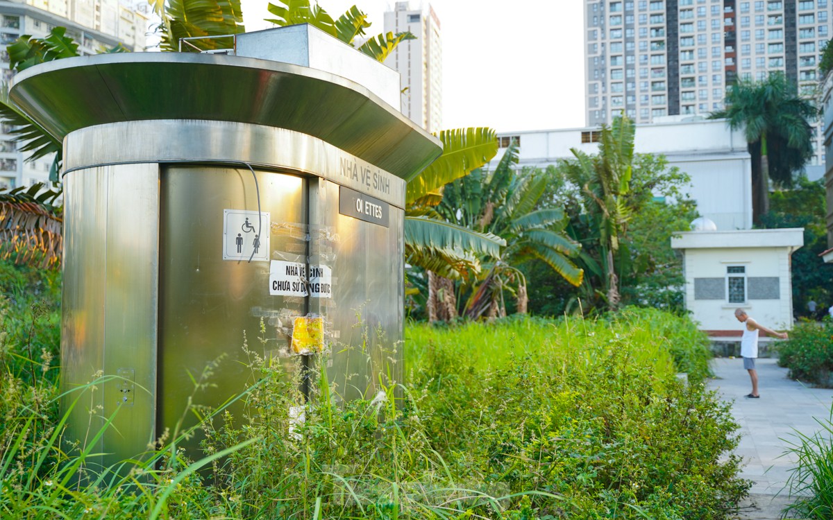 Không chỉ mặt lát xuống cấp, khu vực nhà vệ sinh trong công viên cũng bị bỏ hoang và dán giấy thông báo nhà vệ sinh chưa sử dụng được.