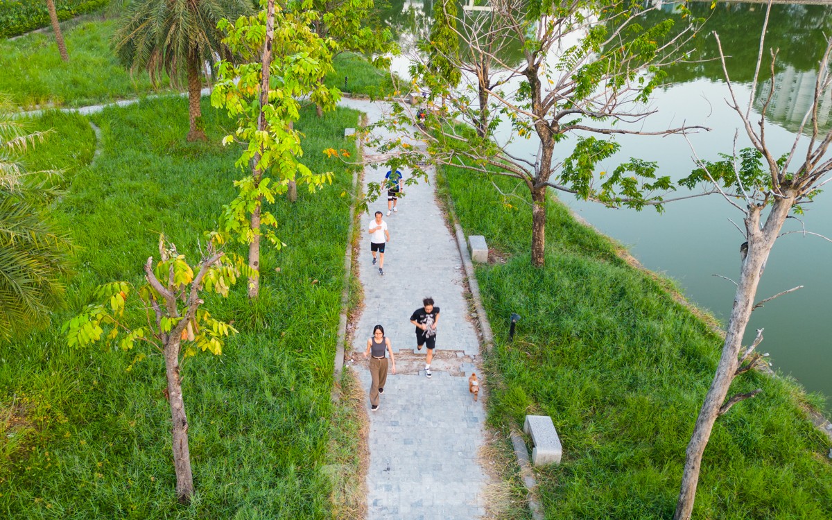 Nhìn từ trên cao, các đoạn gạch lát quanh hồ nứt vỡ và bong tróc tạo thành những cái bẫy tiềm ẩn cho người đi dạo và tập thể dục.