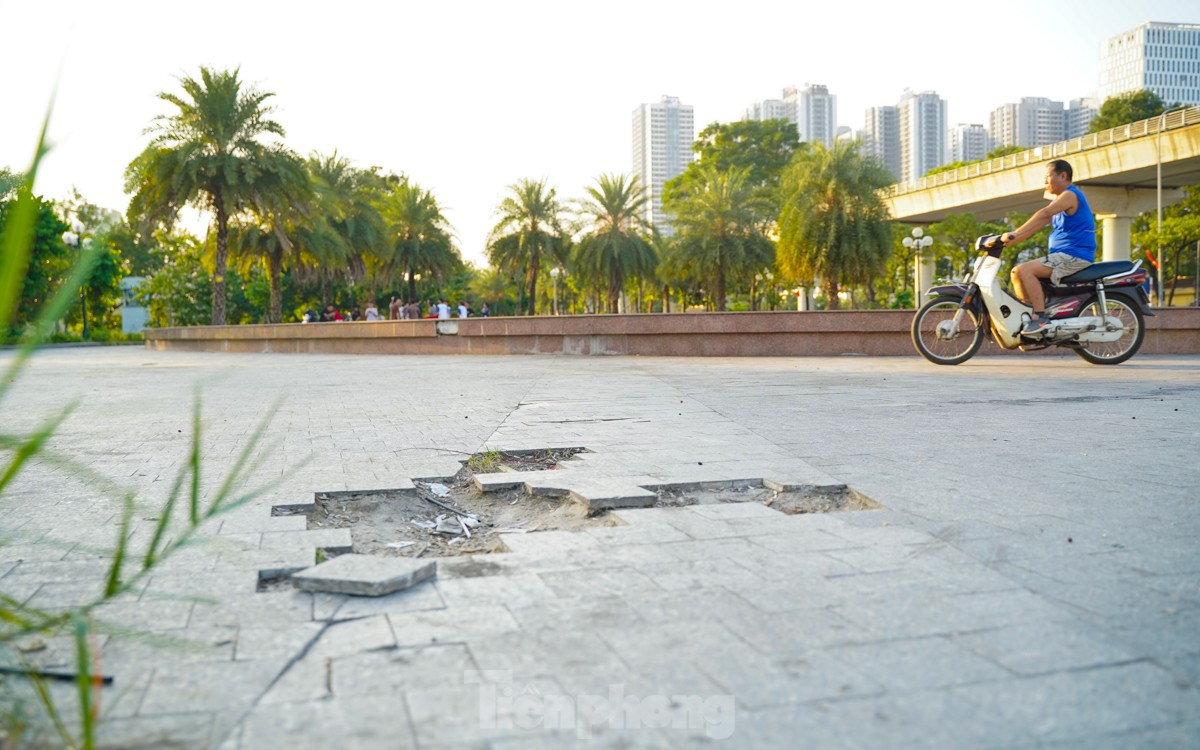 Người dân thường tập thể dục tại đây cho biết, một trong những nguyên nhân dẫn đến tình trạng hư hỏng gạch lát nền ở nhiều khu vực là do công viên vẫn cho phép người dân đi xe máy vào thoải mái.