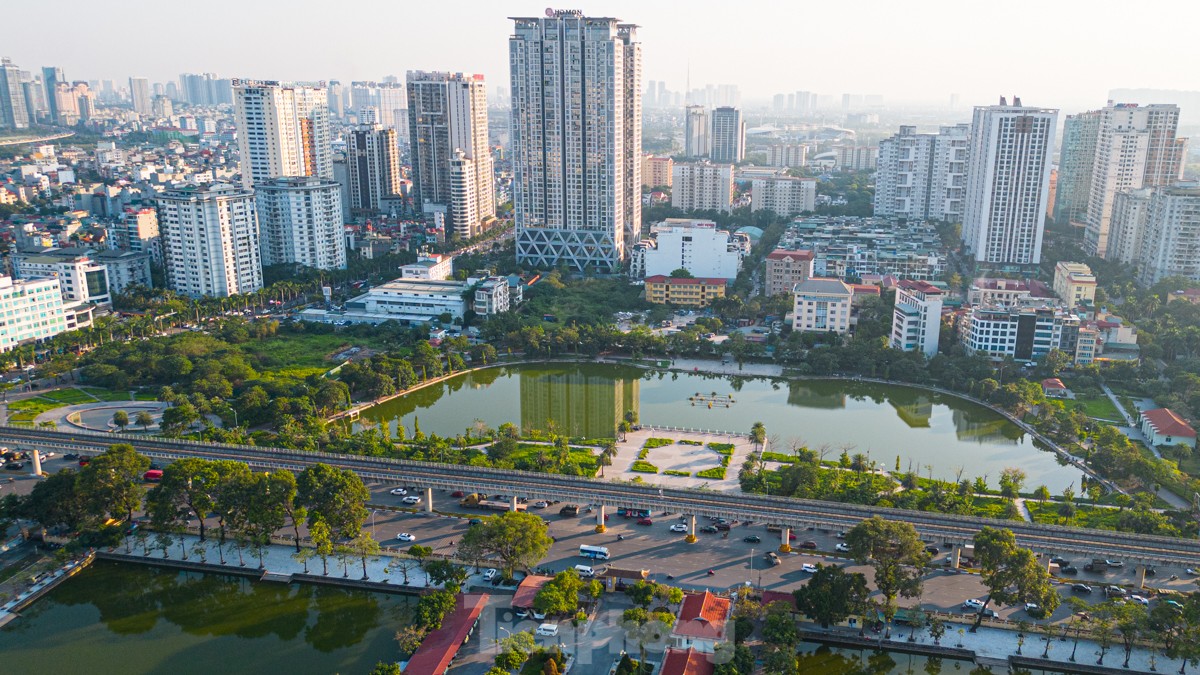 Công viên hồ điều hòa Mai Dịch (quận Nam Từ Liêm và Cầu Giấy, Hà Nội), rộng hơn 15ha, từng được kỳ vọng là lá phổi xanh của khu vực. Tuy nhiên, đến hiện tại, nhiều hạng mục đã xuống cấp trầm trọng.