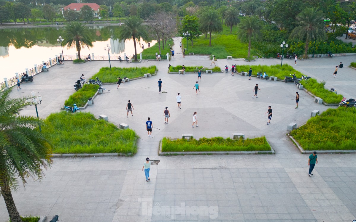 Trao đổi với PV báo Tiền Phong , đại diện Ban Quản lý dự án đầu tư xây dựng công trình dân dụng và công nghiệp thành phố Hà Nội cho biết, tình trạng nhiều hạng mục bị hư hỏng và xuống cấp là do dự án đang trong quá trình bàn giao cho quận để tiếp nhận quản lý. Các khu vực cây đổ do bão, thiết bị điện hư... đơn vị sẽ nỗ lực khắc phục trong thời gian tới đây.