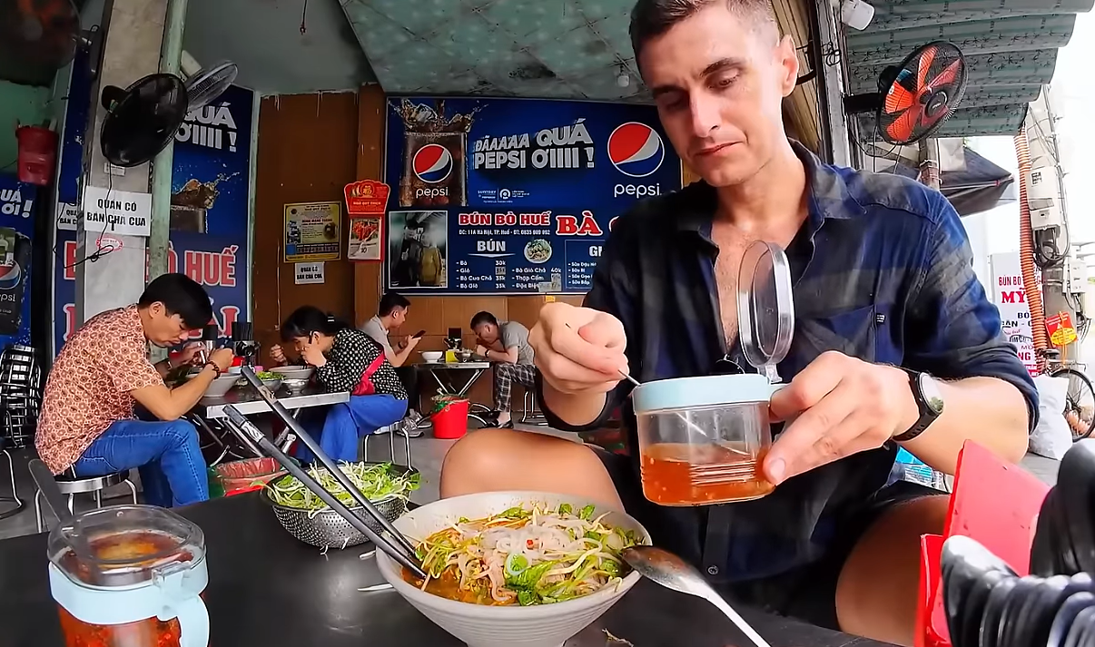 Dustin lần đầu ăn bún bò Huế ở Huế. Anh tỏ ra sành sỏi như người bản địa khi nêm thêm giấm tỏi, ớt chưng