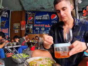 Lifestyle - Khách Tây đạp xe từ Quảng Bình đến Huế, thử đặc sản trứ danh, khen ngon hơn phở