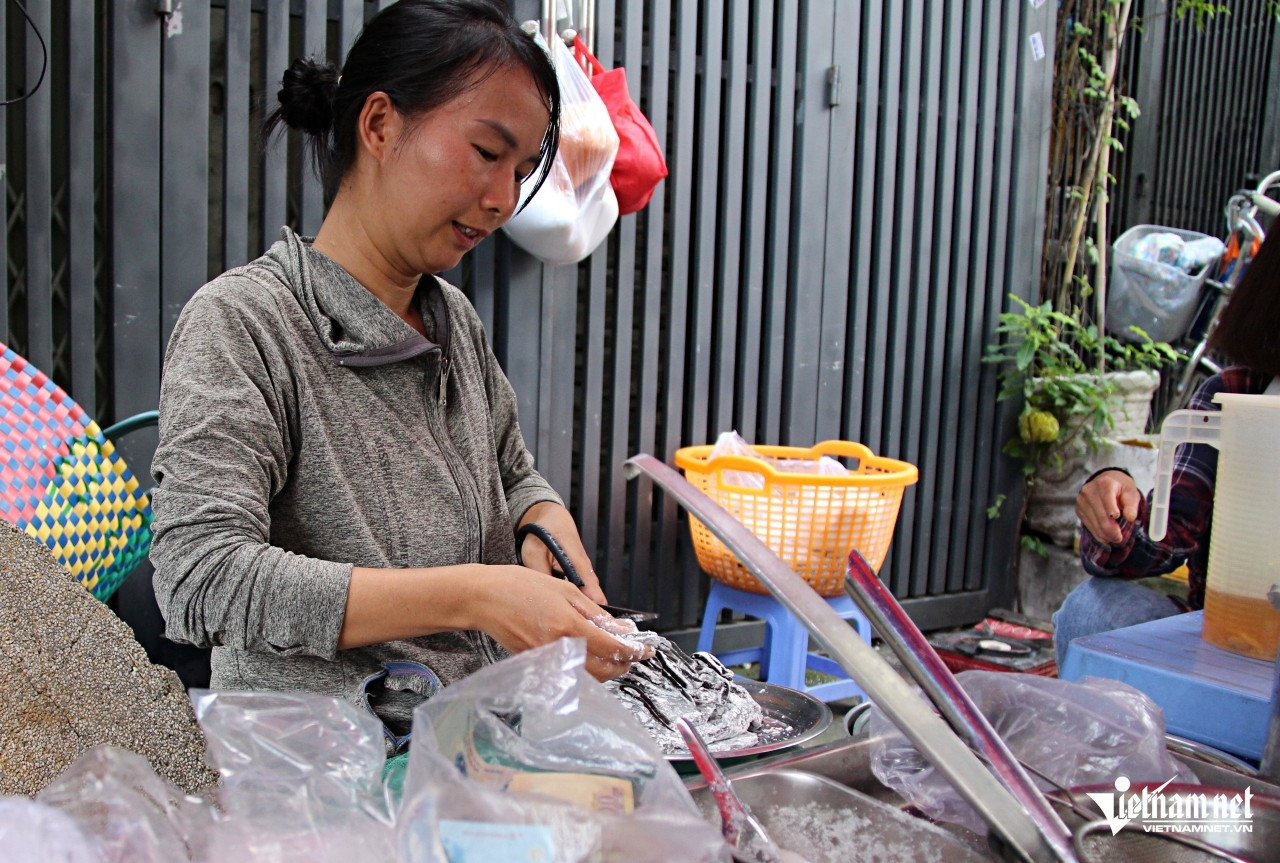 Quán chè của chị Bình chỉ bán vào ngày mùng 1 và ngày rằm hằng tháng. Ảnh: Hà Nguyễn