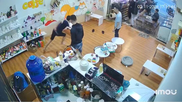 Hình ảnh thanh niên cầm dao rượt đuổi thiếu niên.