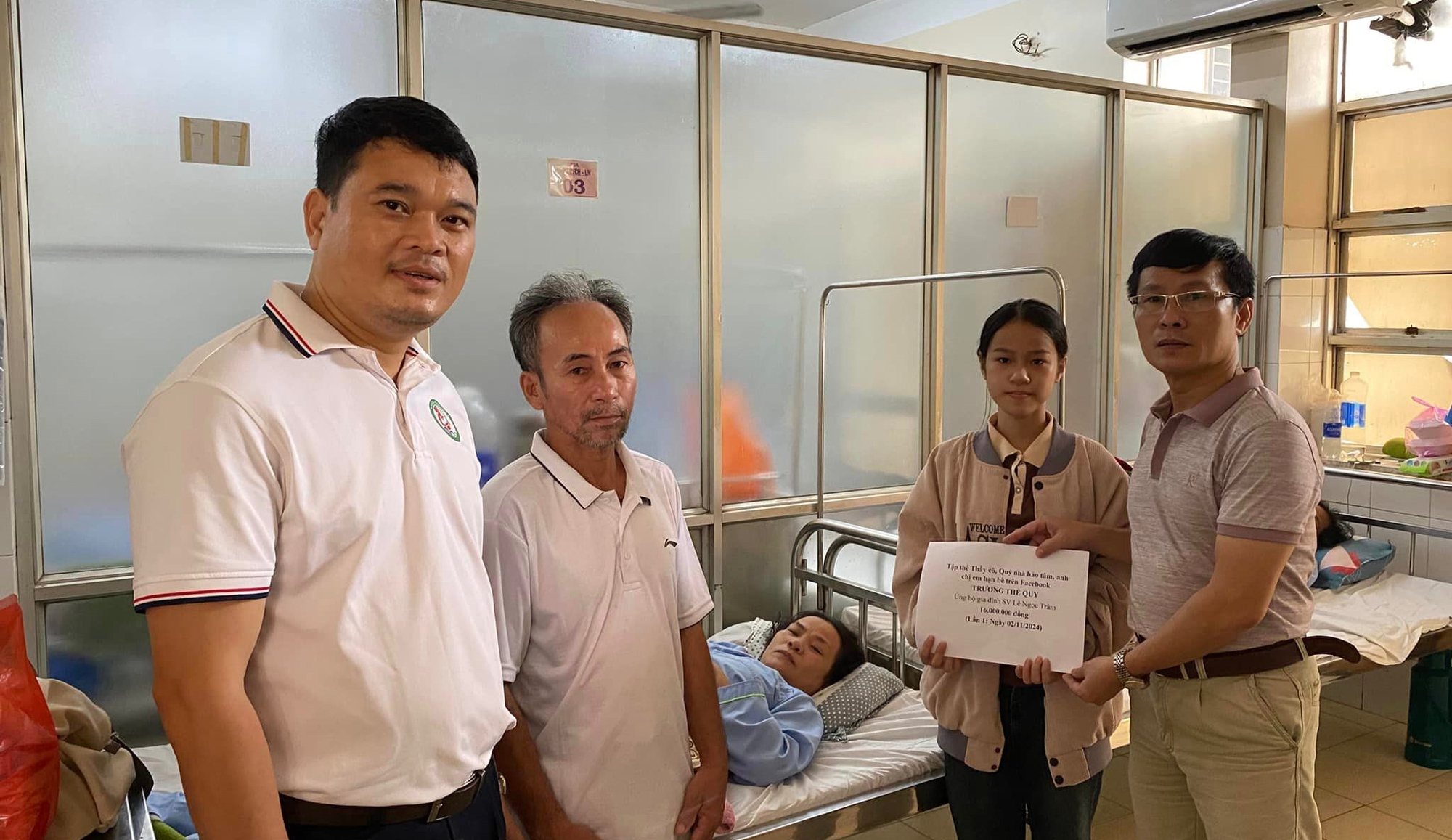 Thầy Trương Thế Quý (bìa phải) đến thăm và trao tặng số tiền 17 triệu đồng.