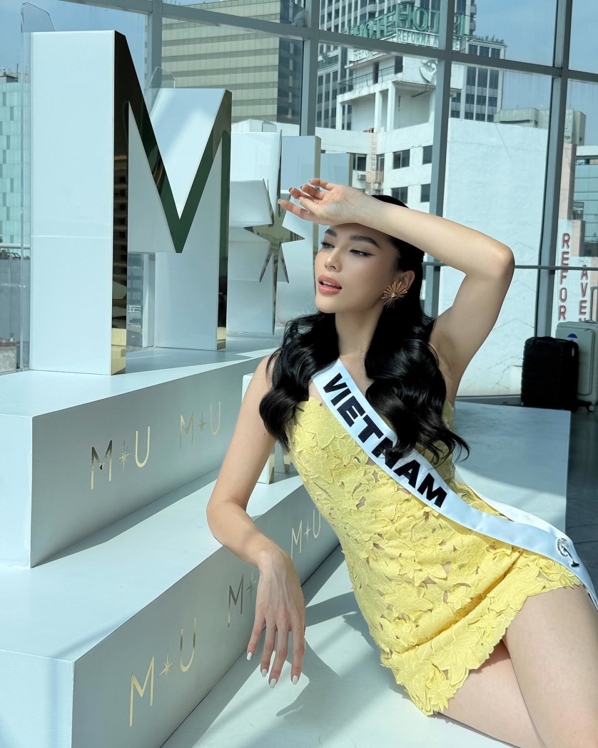 Trang phục của Lê Thanh Hòa tôn vóc dáng của hoa hậu. Nhà thiết kế cho biết tại Miss Universe năm nay, anh chuẩn bị cho Kỳ Duyên hơn 20 bộ trang phục.