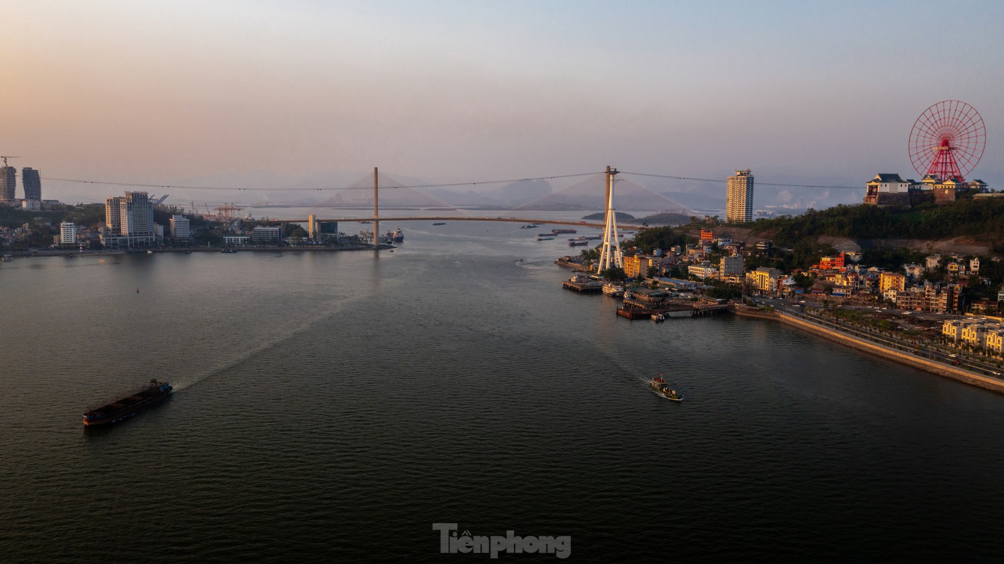 Thành phố Hạ Long, Quảng Ninh đang vào quãng thời gian đẹp nhất trong năm để ngắm hoàng hôn trên biển. Những ngày thu của Hạ Long đón nắng nhiều nhưng lại là mùa ngắm hoàng hôn đẹp nhất.