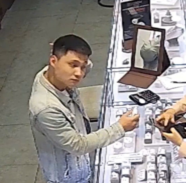 Hình ảnh camera ghi lại cảnh đối tượng giở trò, trộm nhẫn kim cương trước mặt nhân viên tiệm vàng