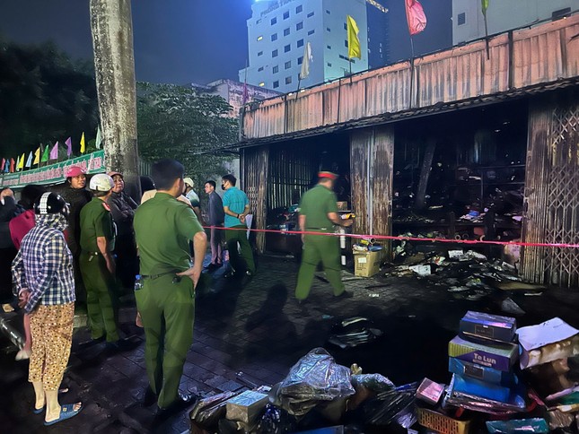 Nhiều tài sản trong các ki ốt bị thiêu rụi.