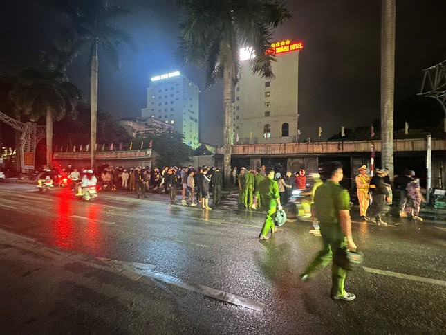 Lửa cháy ngùn ngụt thiêu rụi cửa hàng bán văn phòng phẩm ở Thanh Hoá - 3