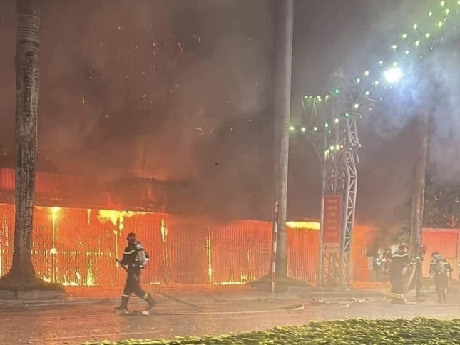 Lửa bốc cháy, lan nhanh.