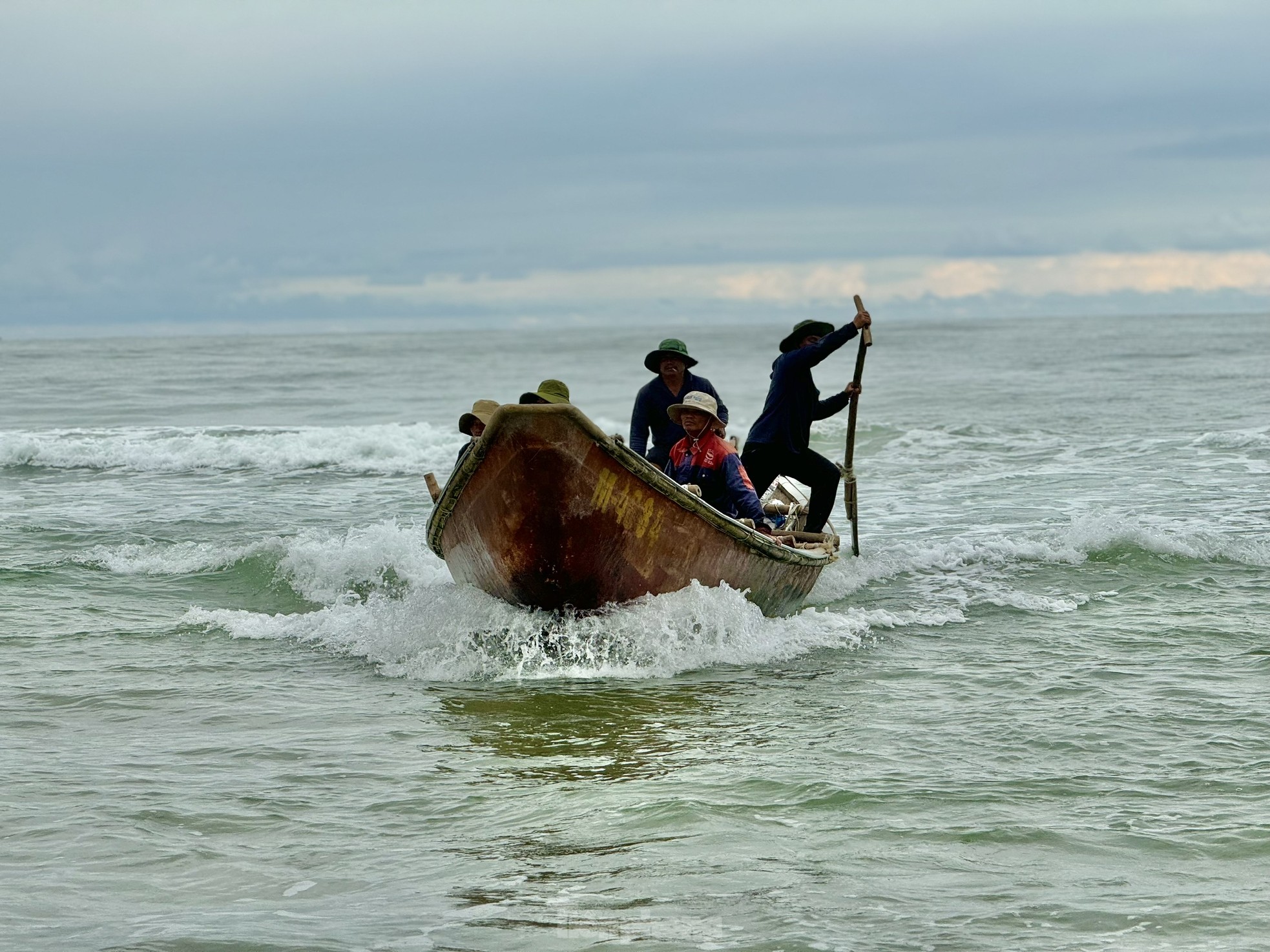 Họ bắt đầu ra biển từ 4h đến 8h là trở về. Tuy nhiên do những ngày này lượng hải sản vào bờ nhiều nên họ tranh thủ ra khơi 2 - 3 chuyến/ngày.